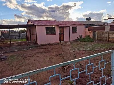 House For Sale in Lenasia Ext 10, Johannesburg