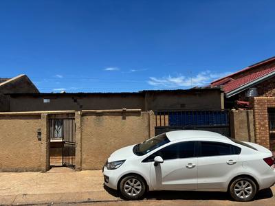 House For Sale in Chiawelo, Soweto