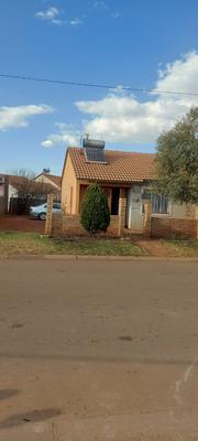 Semi-detached For Sale in Lufhereng, Soweto