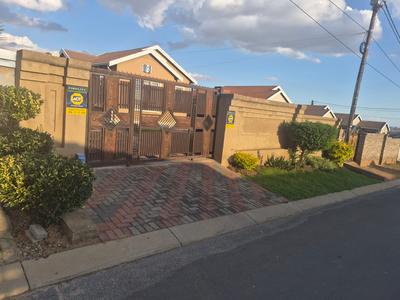 House For Sale in Kagiso, Kagiso