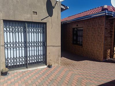 Cottage For Rent in Braamfischerville, Soweto