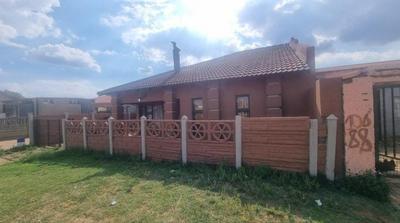 House For Sale in Lenasia Ext 13, Johannesburg