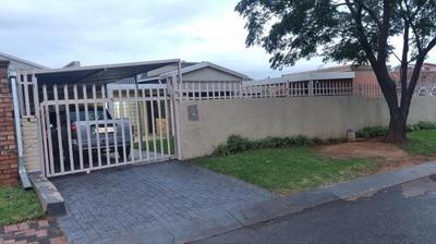 House For Sale in Lenasia South, Johannesburg