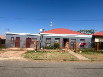 House For Sale in Roodepoort North, Roodepoort