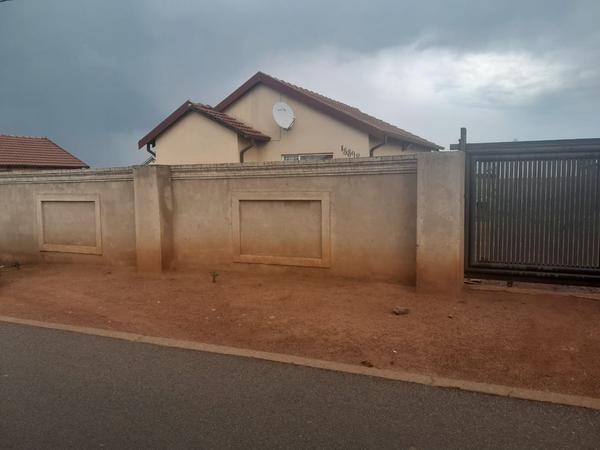 House For Sale in Braamfischerville, Soweto